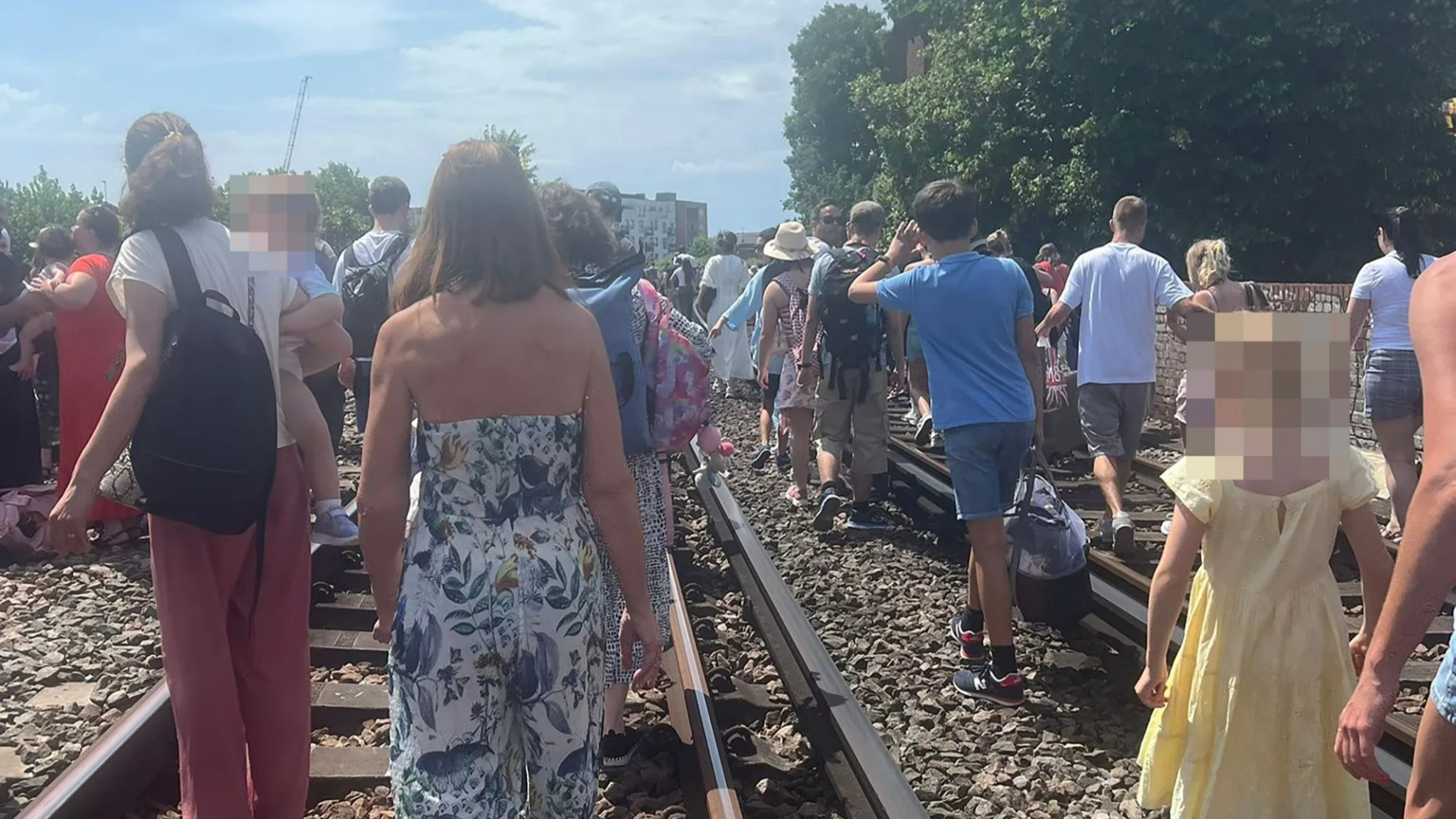 London Train Evacuated Amid 33°C 'Heat Hell': Hundreds of Passengers Walk Tracks After Major Disruption